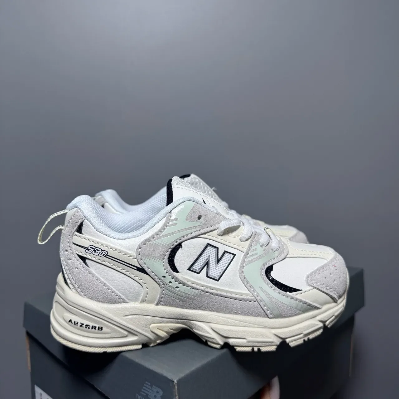 New Balance حذاء رياضي وردي أبيض مع midsole كثيفة وجزء علوي من مواد مختلطة 16