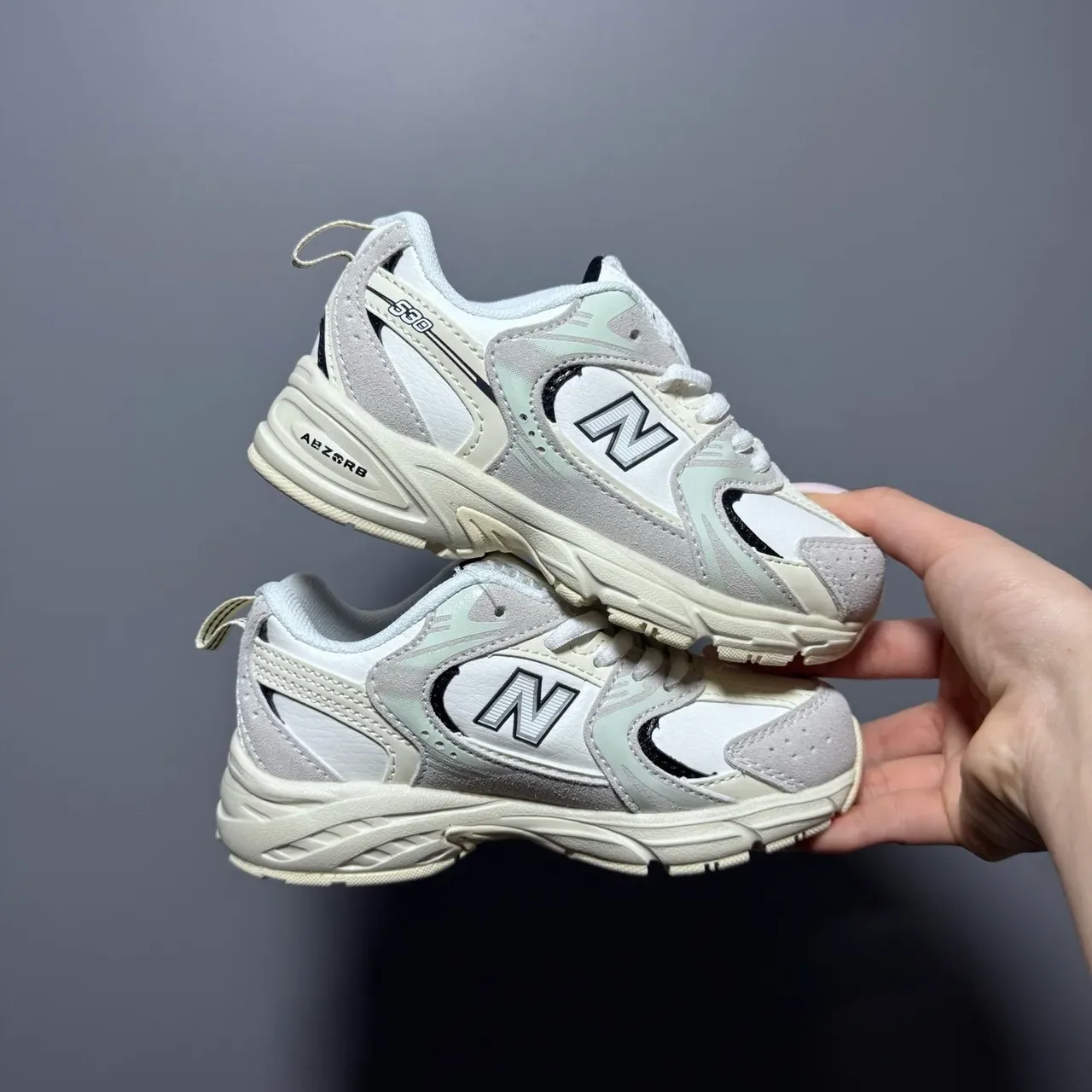 New Balance حذاء رياضي وردي أبيض مع midsole كثيفة وجزء علوي من مواد مختلطة 17