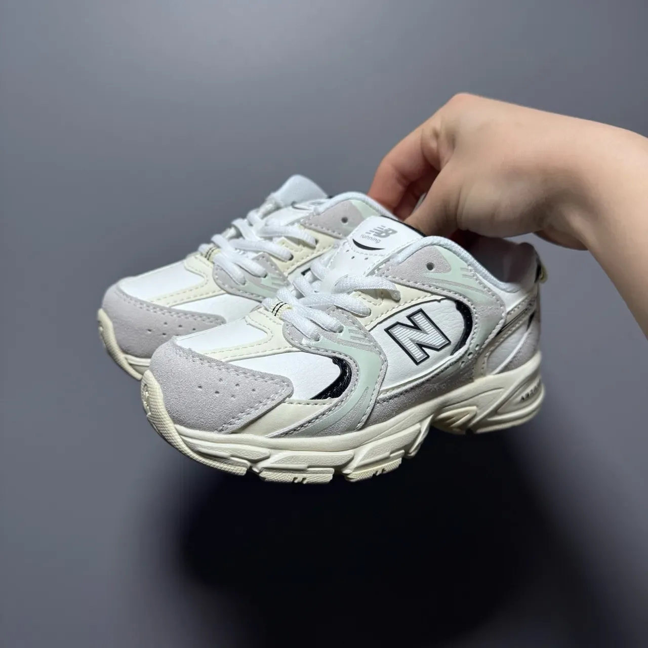 New Balance حذاء رياضي وردي أبيض مع midsole كثيفة وجزء علوي من مواد مختلطة 18