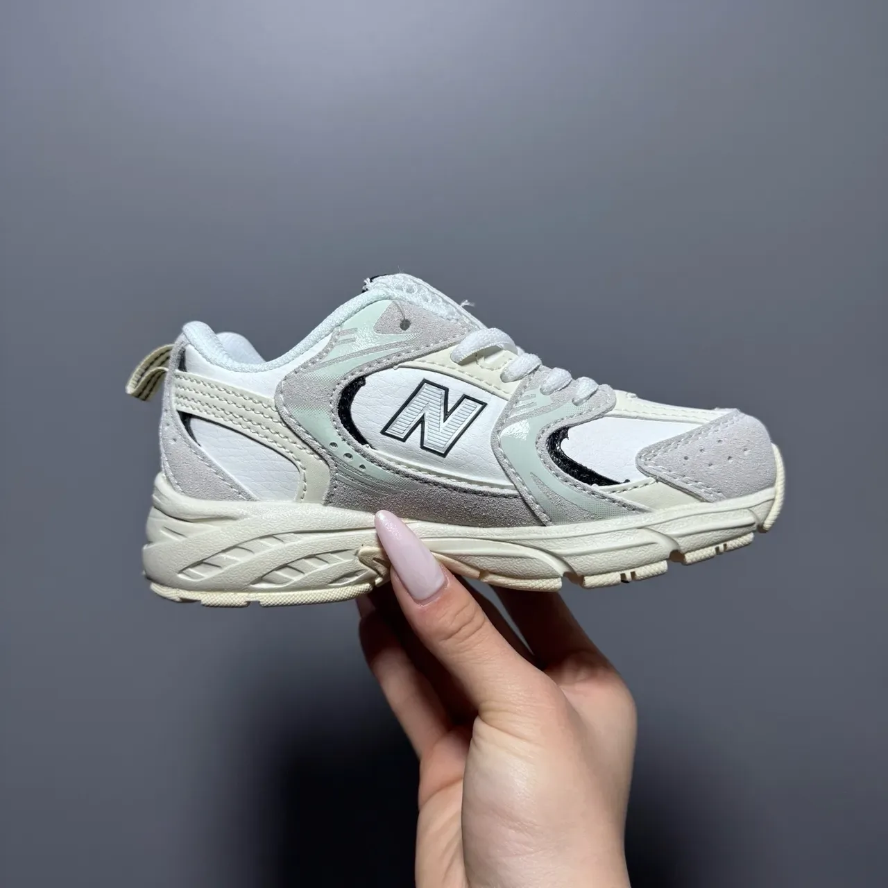 New Balance حذاء رياضي وردي أبيض مع midsole كثيفة وجزء علوي من مواد مختلطة 19