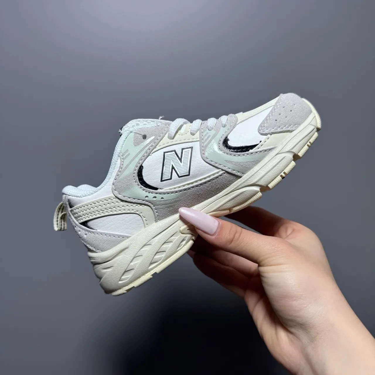 New Balance حذاء رياضي وردي أبيض مع midsole كثيفة وجزء علوي من مواد مختلطة 20