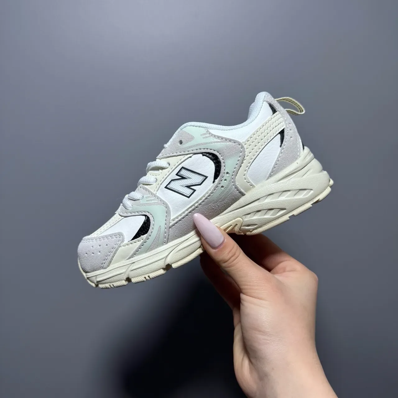 New Balance حذاء رياضي وردي أبيض مع midsole كثيفة وجزء علوي من مواد مختلطة 21