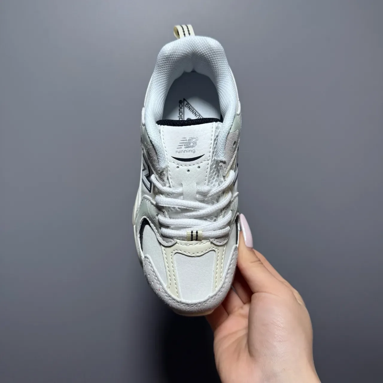 New Balance حذاء رياضي وردي أبيض مع midsole كثيفة وجزء علوي من مواد مختلطة 22