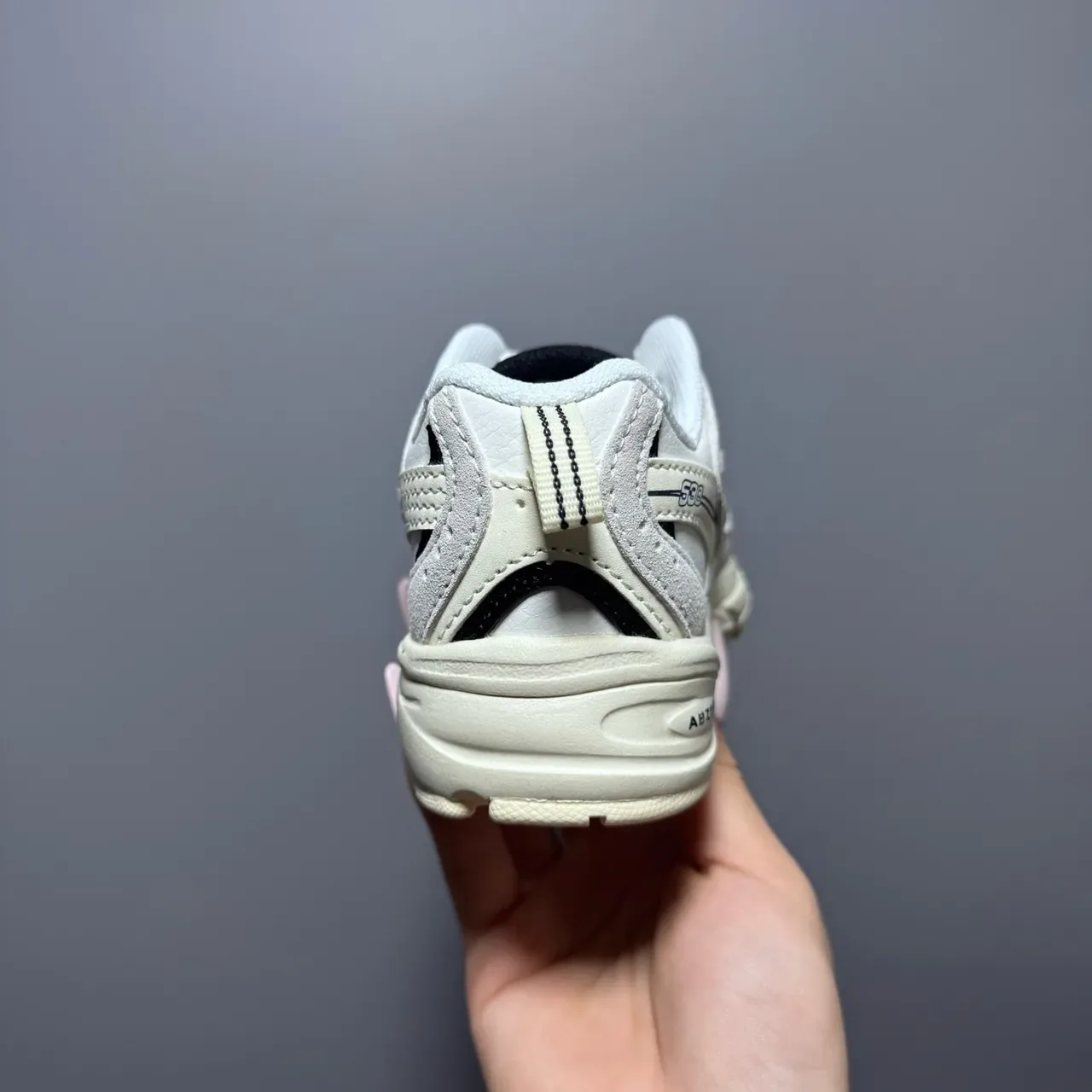 New Balance حذاء رياضي وردي أبيض مع midsole كثيفة وجزء علوي من مواد مختلطة 23