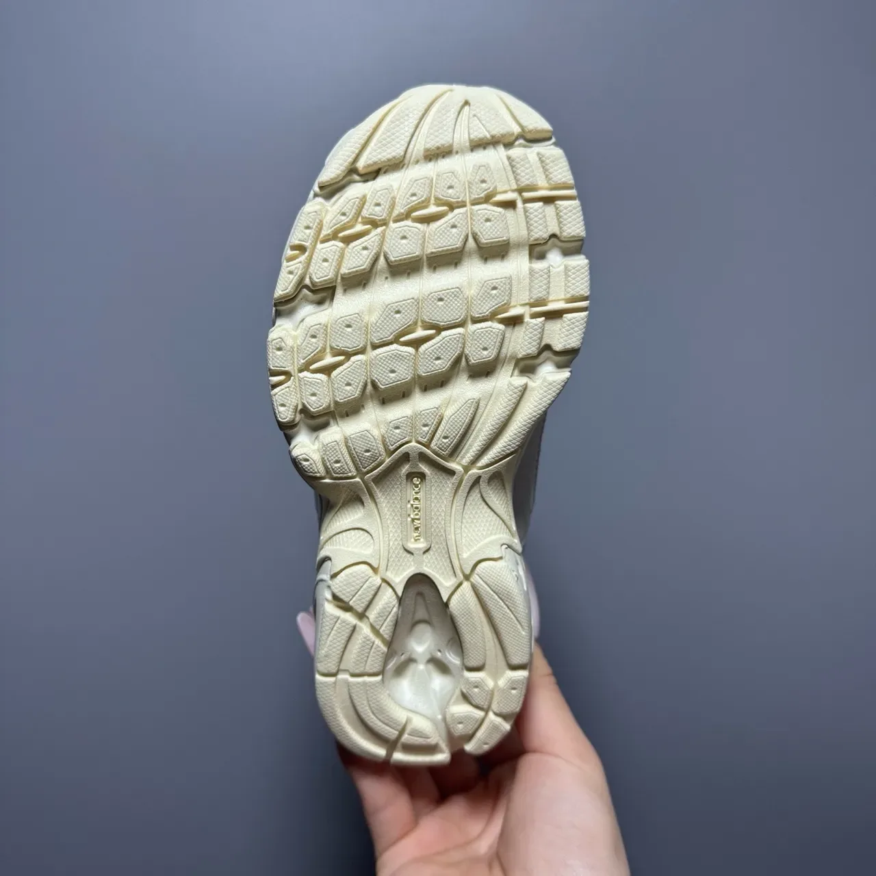 New Balance حذاء رياضي وردي أبيض مع midsole كثيفة وجزء علوي من مواد مختلطة 24