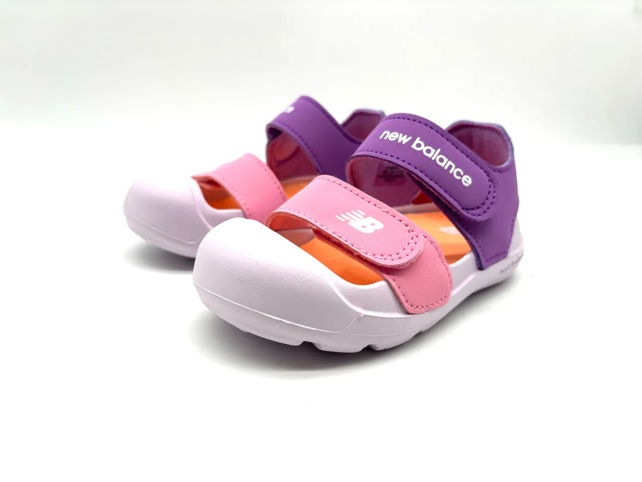 New Balance Sandales Casual à deux brides avec fermeture Velcro semelle en caoutchouc moulé en violet et rose 3