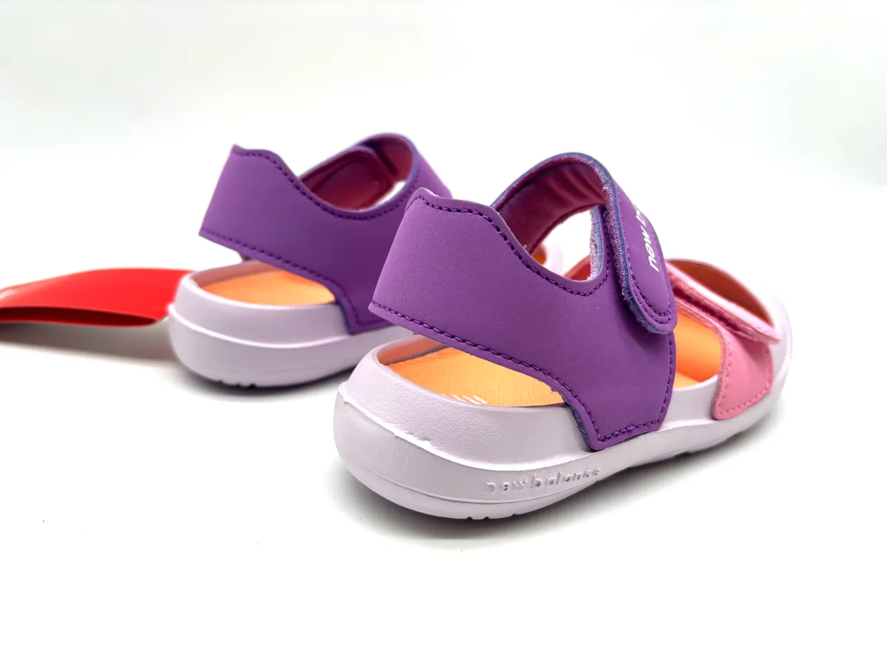 New Balance Sandales Casual à deux brides avec fermeture Velcro semelle en caoutchouc moulé en violet et rose 5
