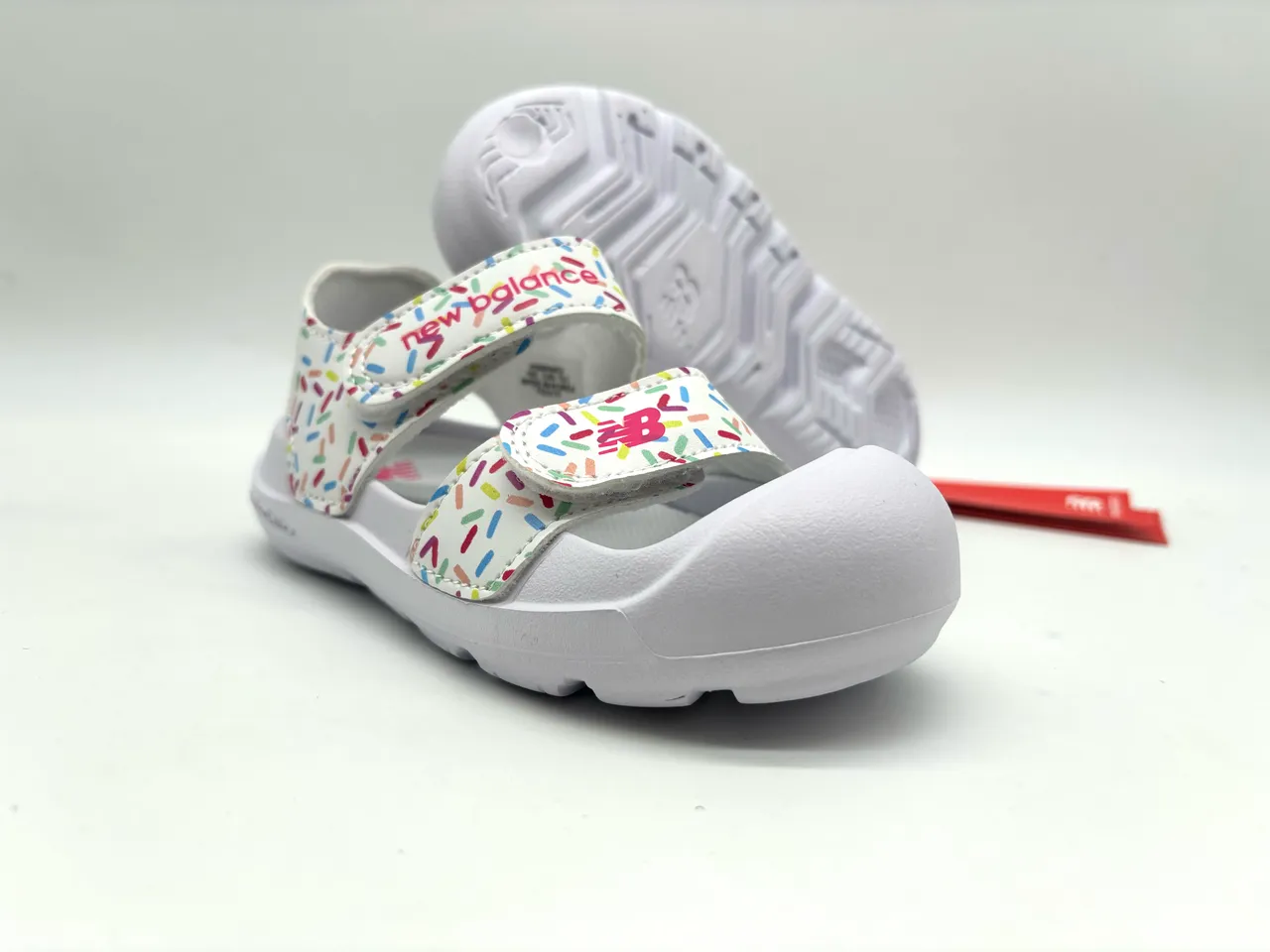 New Balance Sandales Casual à deux brides avec fermeture Velcro semelle en caoutchouc moulé en violet et rose 6