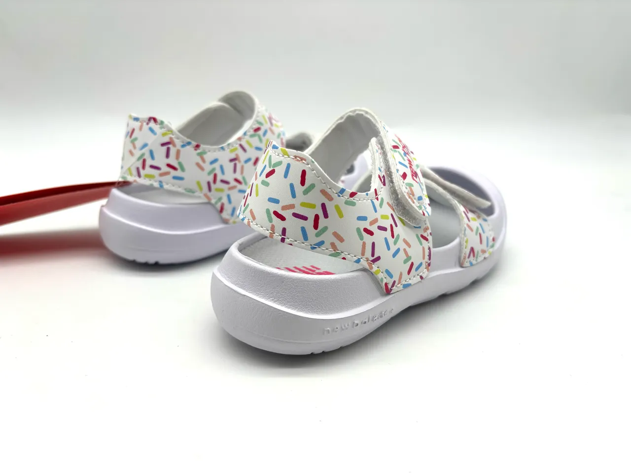 New Balance Sandales Casual à deux brides avec fermeture Velcro semelle en caoutchouc moulé en violet et rose 8