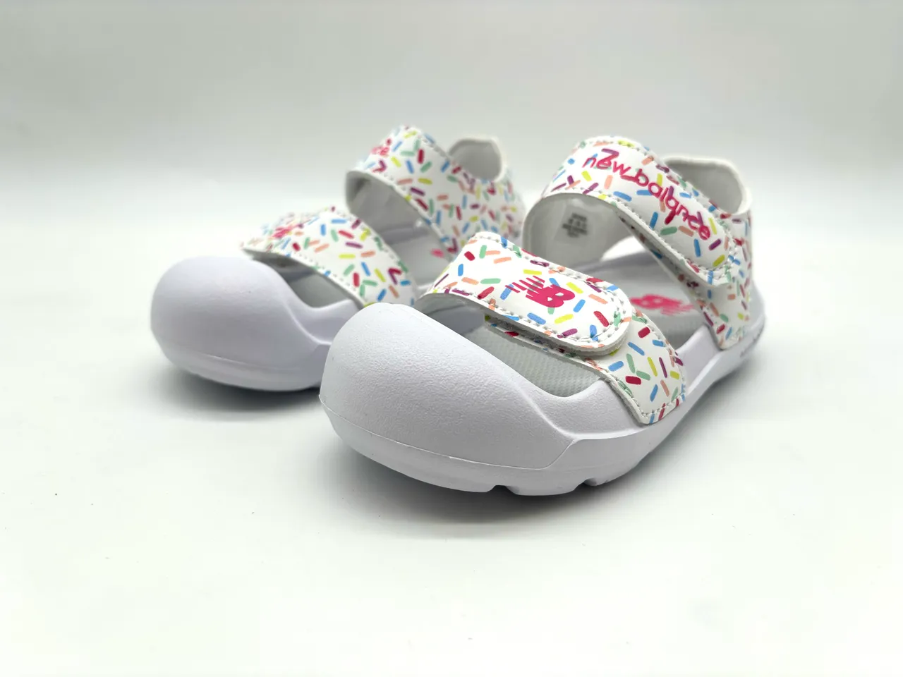 New Balance Sandales Casual à deux brides avec fermeture Velcro semelle en caoutchouc moulé en violet et rose 9