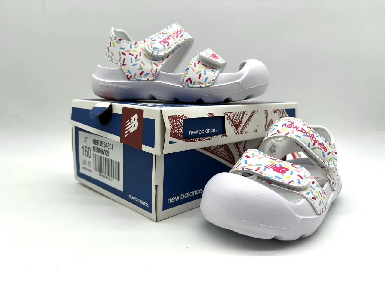 New Balance Sandales Casual à deux brides avec fermeture Velcro semelle en caoutchouc moulé en violet et rose 10