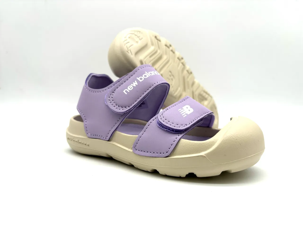 New Balance Sandales Casual à deux brides avec fermeture Velcro semelle en caoutchouc moulé en violet et rose 12