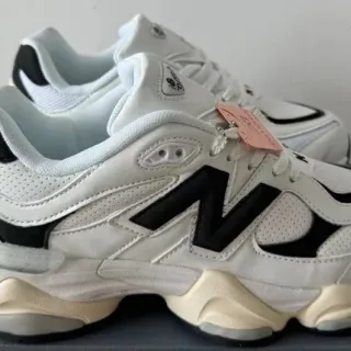 New Balance أبيض أسود وسط مدعوم بطبقة شبكية مثقوبة حذاء رياضي سميك