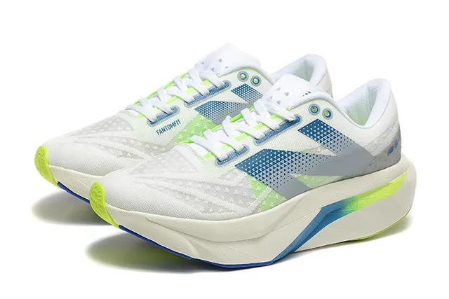 New Balance Branco Azul Parte Superior de Malha Engenharia Sobreposições Geométricas Tênis de Corrida 3