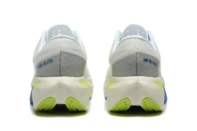 New Balance Branco Azul Parte Superior de Malha Engenharia Sobreposições Geométricas Tênis de Corrida 4