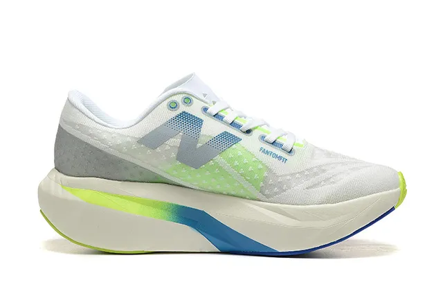 New Balance Branco Azul Parte Superior de Malha Engenharia Sobreposições Geométricas Tênis de Corrida 6