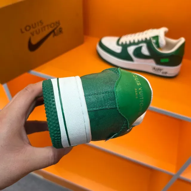 Nike Air Force 1 Sneakers Lifestyle Blanc et Vert Monogramme 2