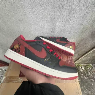 Nike Air Jordan 1 Low Tênis Lifestyle Vermelho Preto Branco Dourado Gráfico