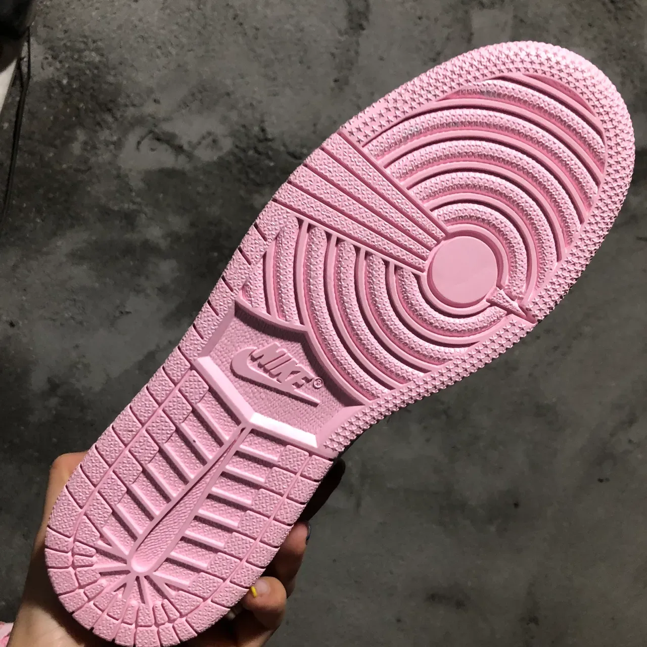Chaussures Lifestyle Nike Air Jordan 1 Mid Rose et Blanc 2