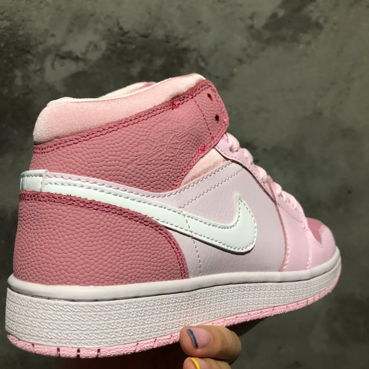Chaussures Lifestyle Nike Air Jordan 1 Mid Rose et Blanc 3