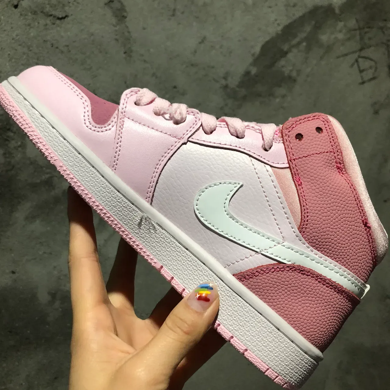 Chaussures Lifestyle Nike Air Jordan 1 Mid Rose et Blanc 4