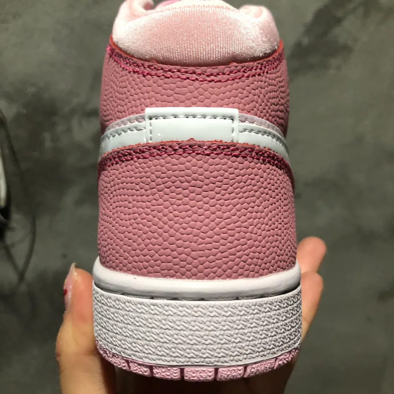 Chaussures Lifestyle Nike Air Jordan 1 Mid Rose et Blanc 5