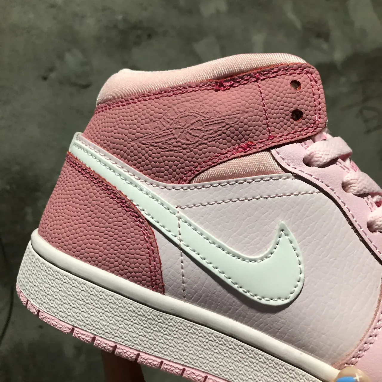Chaussures Lifestyle Nike Air Jordan 1 Mid Rose et Blanc 6