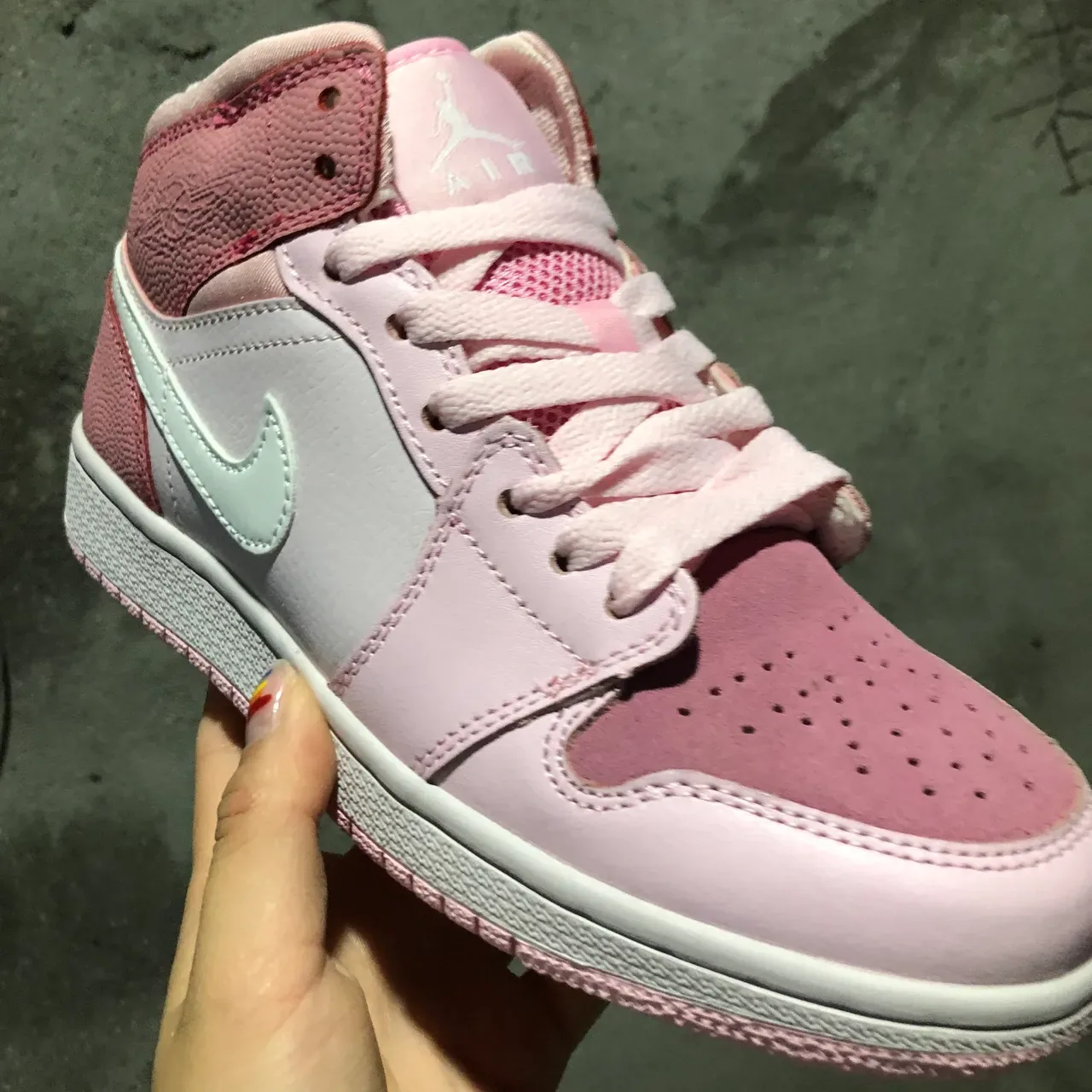 Chaussures Lifestyle Nike Air Jordan 1 Mid Rose et Blanc 8
