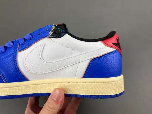 Nike Air Jordan 1 Travis Scott Collaboration Chaussures Lifestyle Bleu Blanc Crème 4