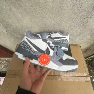 Nike Air Jordan Legacy 312 Tênis Lifestyle Brancos e Cinza com Estampa de Elefante