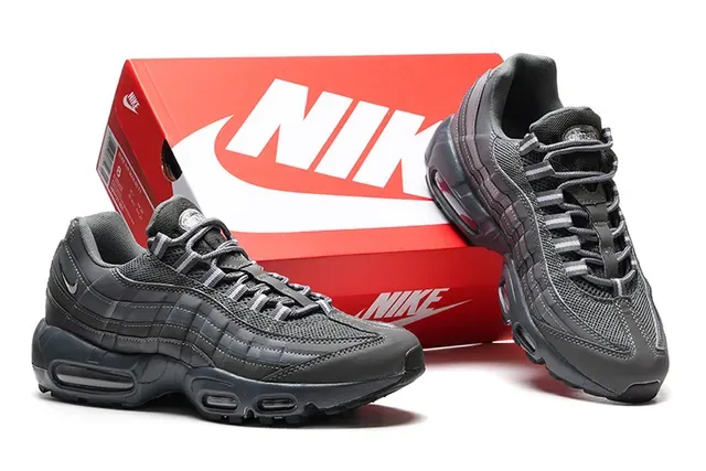 Nike Air Max 95 Dark Gray Quilted Wave Panel Lifestyle Sneakers 2