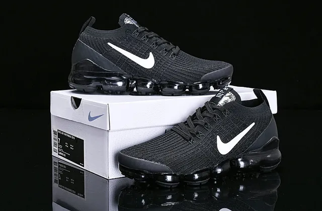 Nike Air VaporMax noir et blanc chaussures de running 8