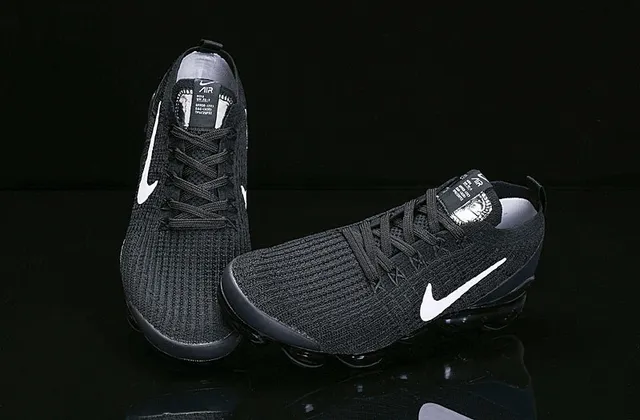 Nike Air VaporMax noir et blanc chaussures de running 9