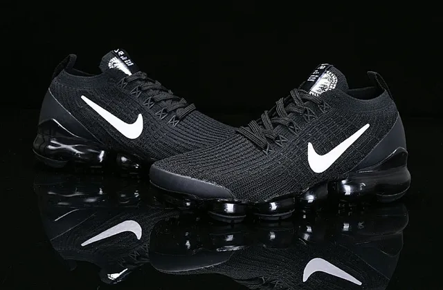 Nike Air VaporMax noir et blanc chaussures de running 12