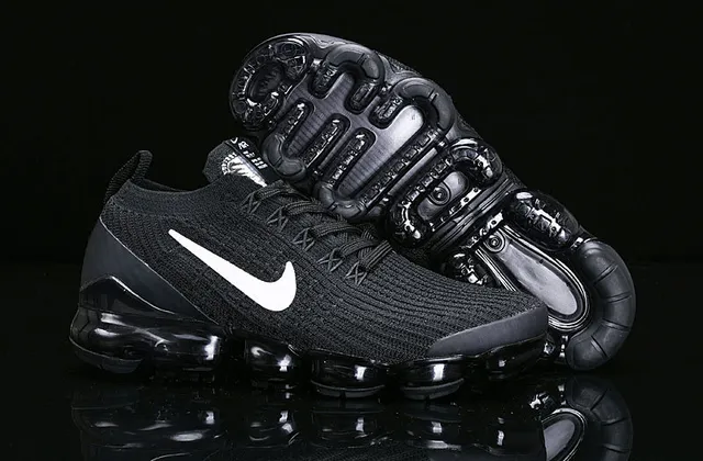 Nike Air VaporMax noir et blanc chaussures de running 13