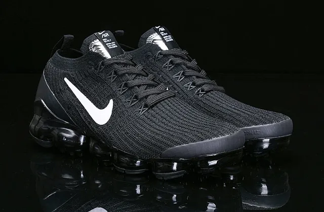 Nike Air VaporMax noir et blanc chaussures de running 14