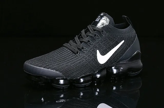 Nike Air VaporMax noir et blanc chaussures de running 15