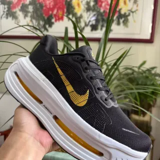 Nike Air Zoom Chaussures de course upper knit noir et or perforé Swoosh