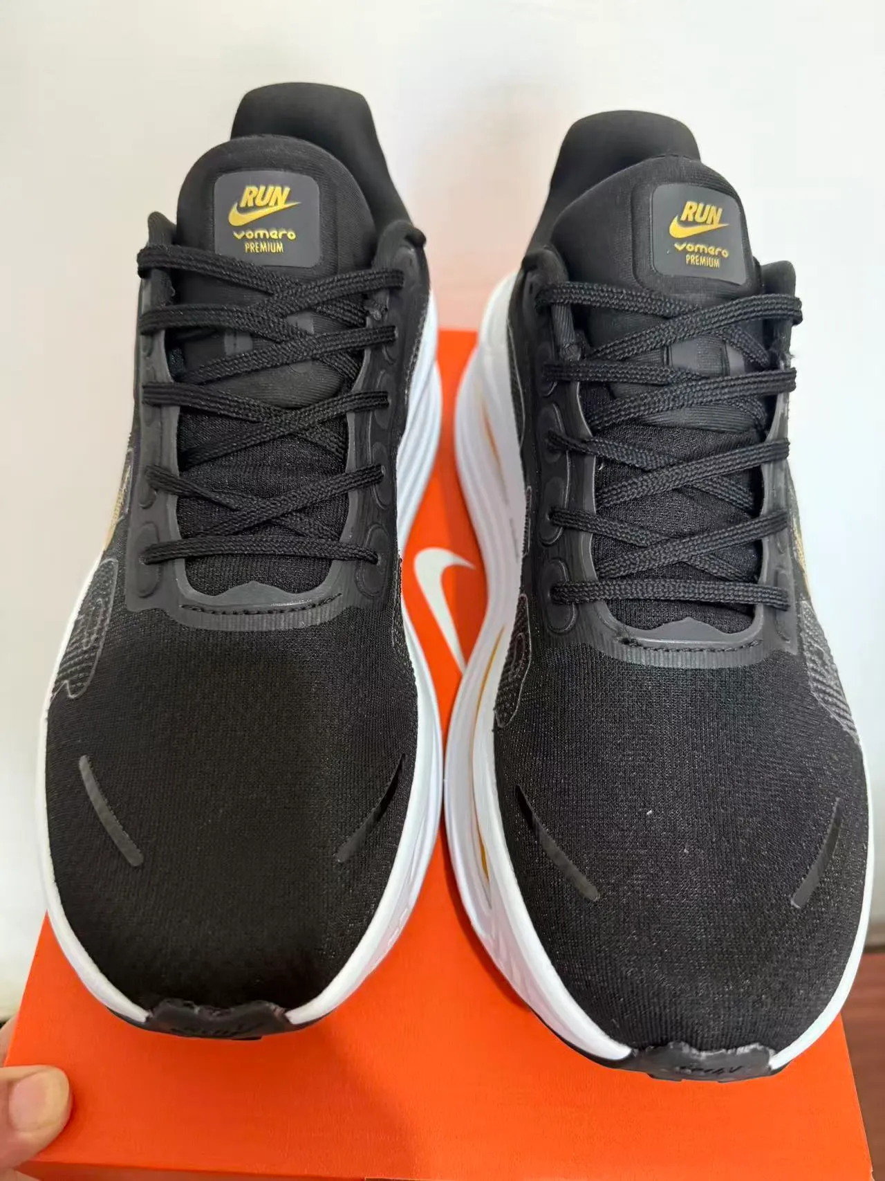 Nike Air Zoom Chaussures de course upper knit noir et or perforé Swoosh 3