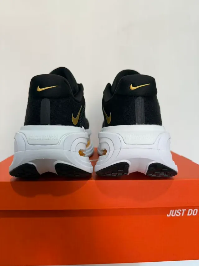 Nike Air Zoom Chaussures de course upper knit noir et or perforé Swoosh 4