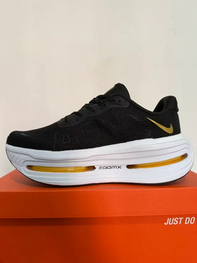 Nike Air Zoom Chaussures de course upper knit noir et or perforé Swoosh 5