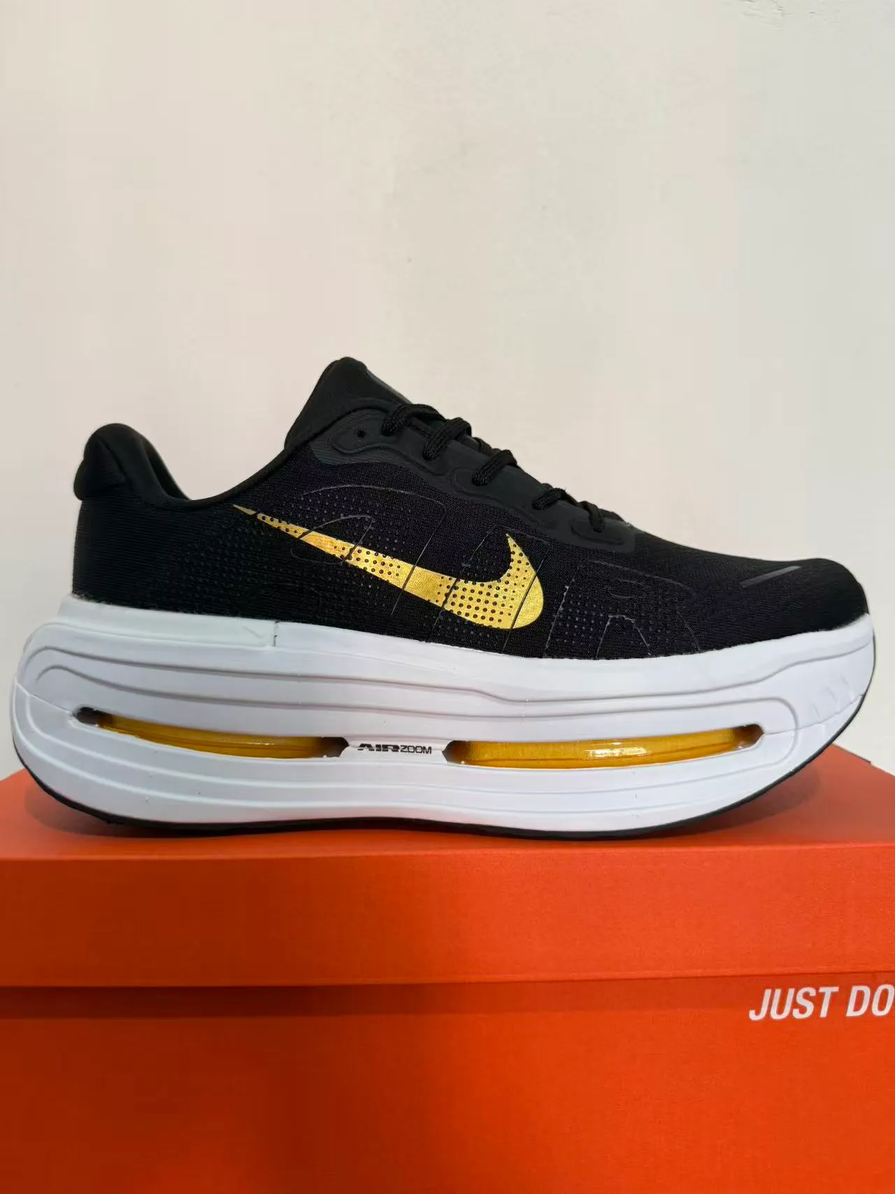 Nike Air Zoom Chaussures de course upper knit noir et or perforé Swoosh 6
