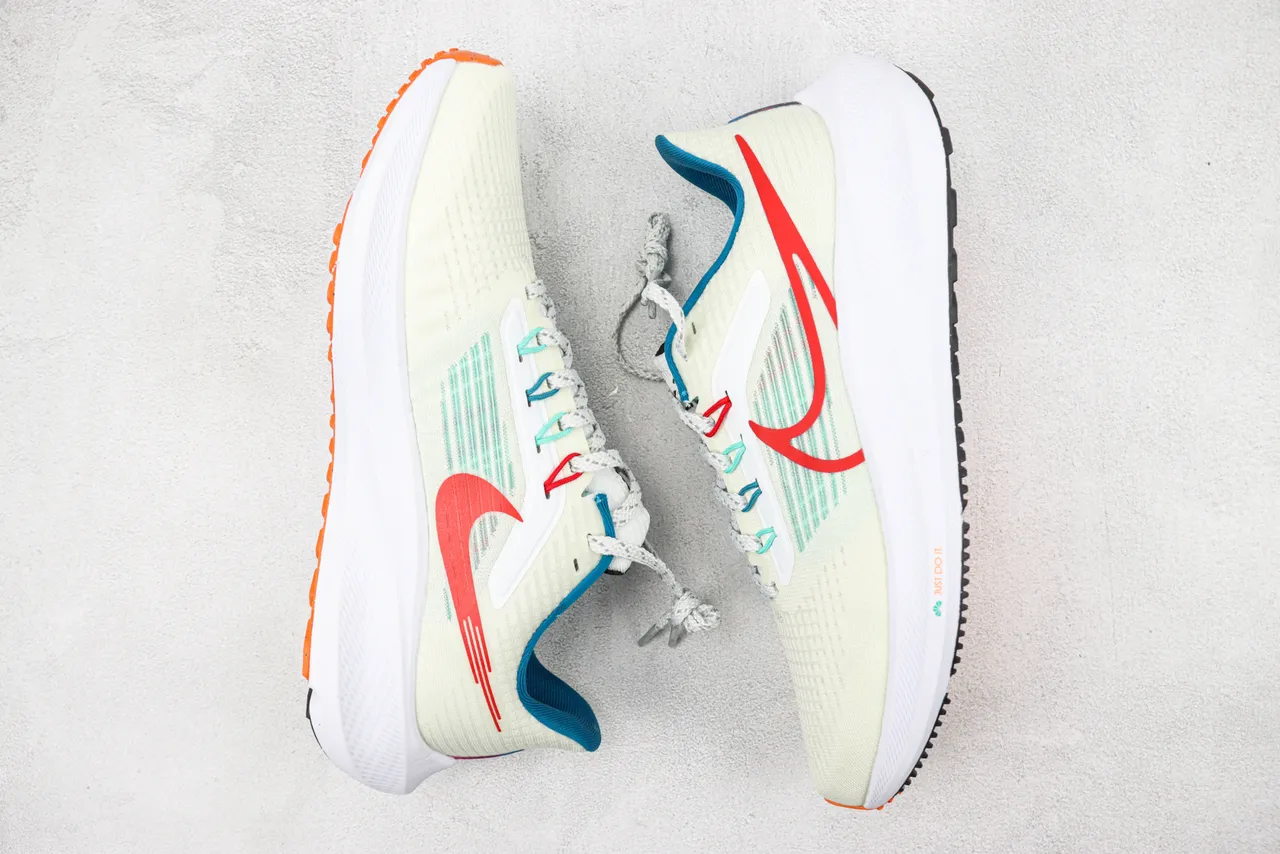 Nike Air Zoom Pegasus Beige Rojo Upper de Knit Engineered Acentos Bloqueados por Color Zapatos de Running 2