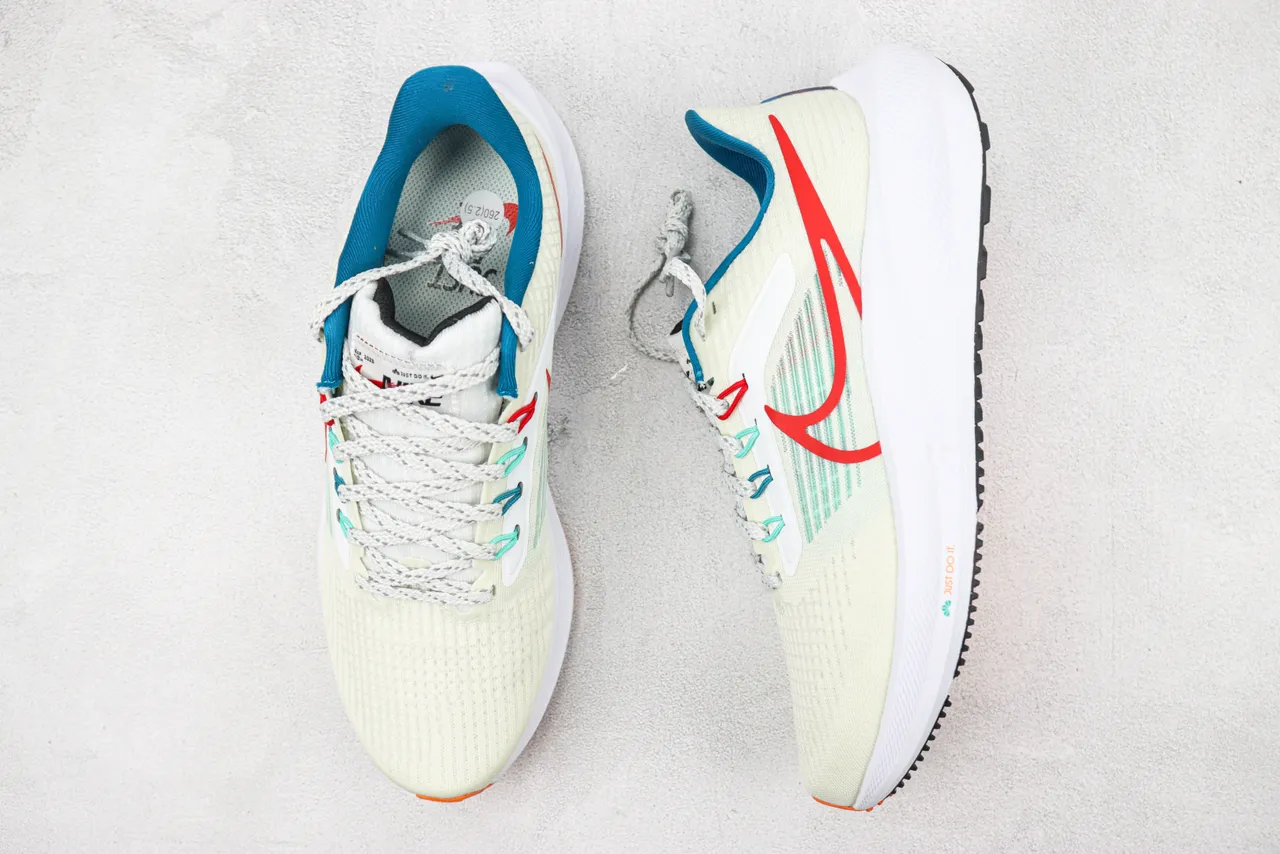 Nike Air Zoom Pegasus Beige Rojo Upper de Knit Engineered Acentos Bloqueados por Color Zapatos de Running 3