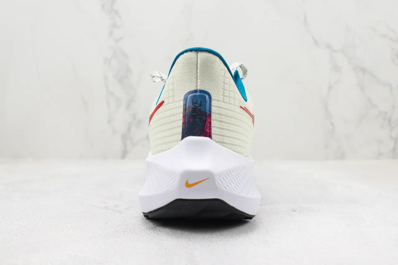Nike Air Zoom Pegasus Beige Rojo Upper de Knit Engineered Acentos Bloqueados por Color Zapatos de Running 9