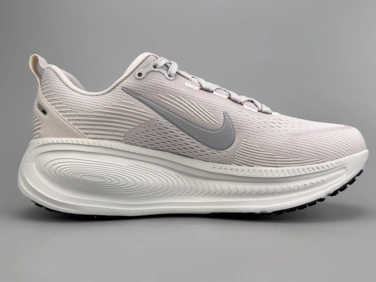 Nike Beige Gray Engineered Knit Upper Wave-Patterned ZoomX Midsole Running Shoes 10