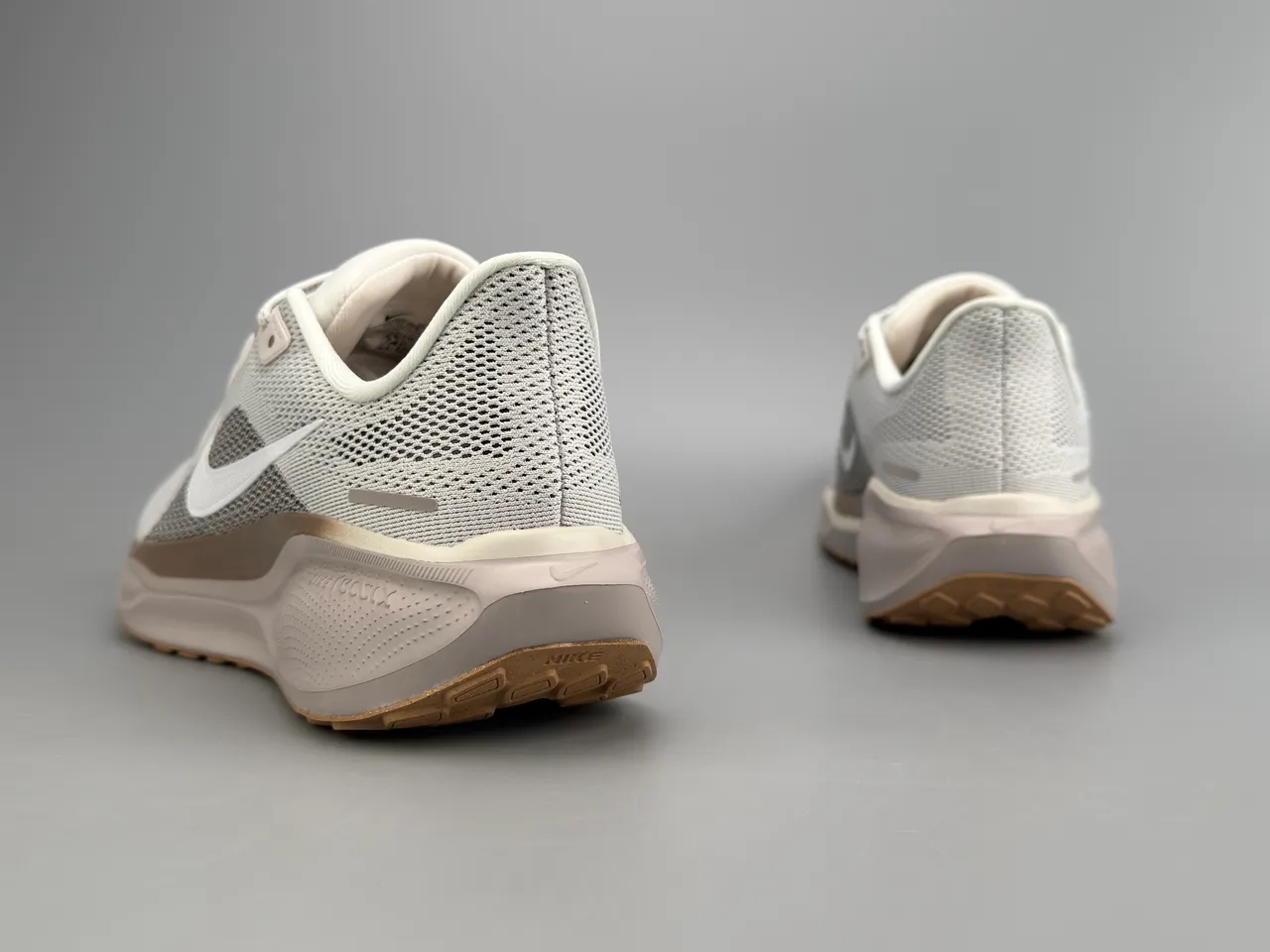 Nike Beige White Engineered Mesh Upper ReactX Midsole Running Shoes 6