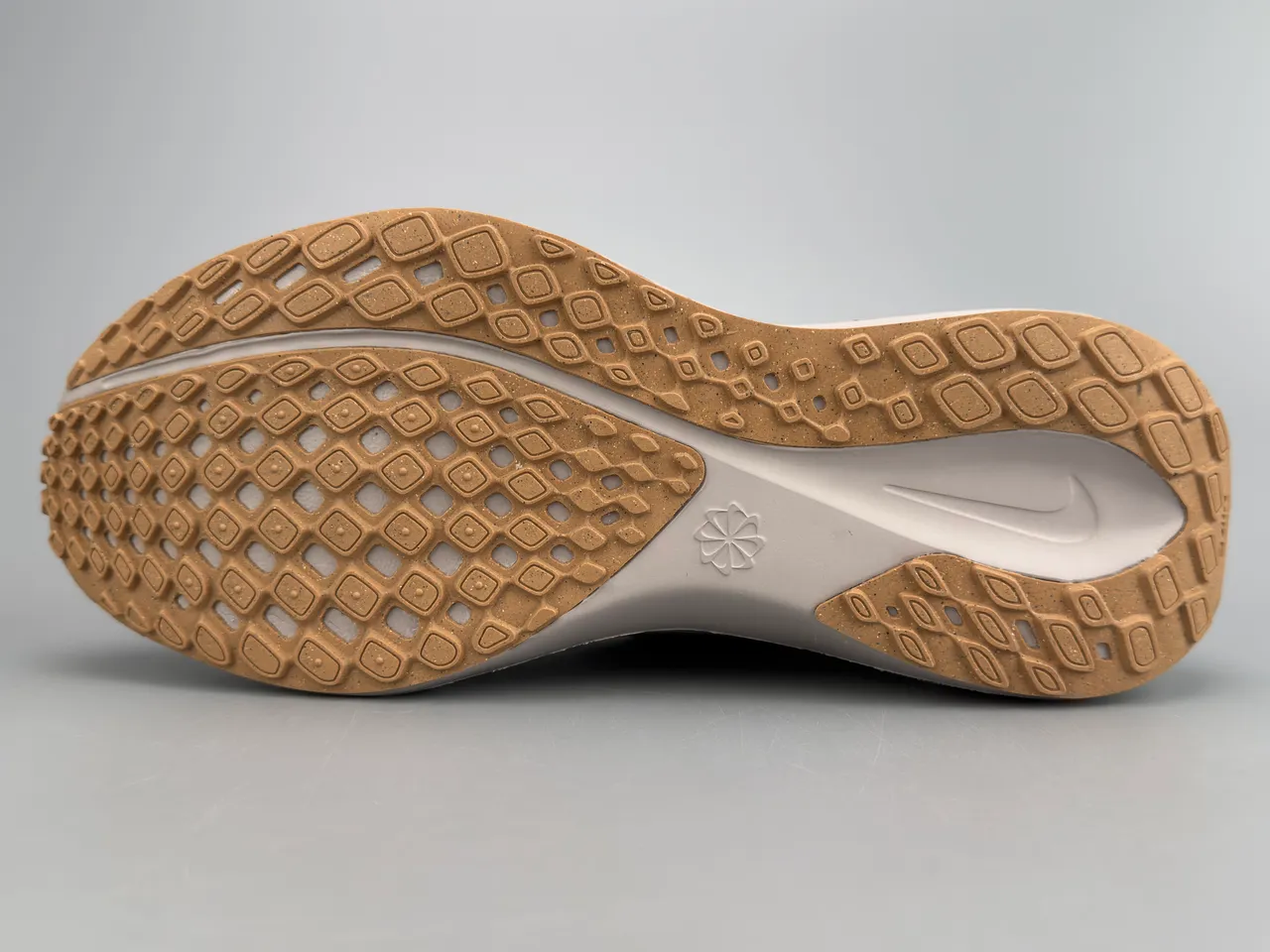 Nike Beige White Engineered Mesh Upper ReactX Midsole Running Shoes 8