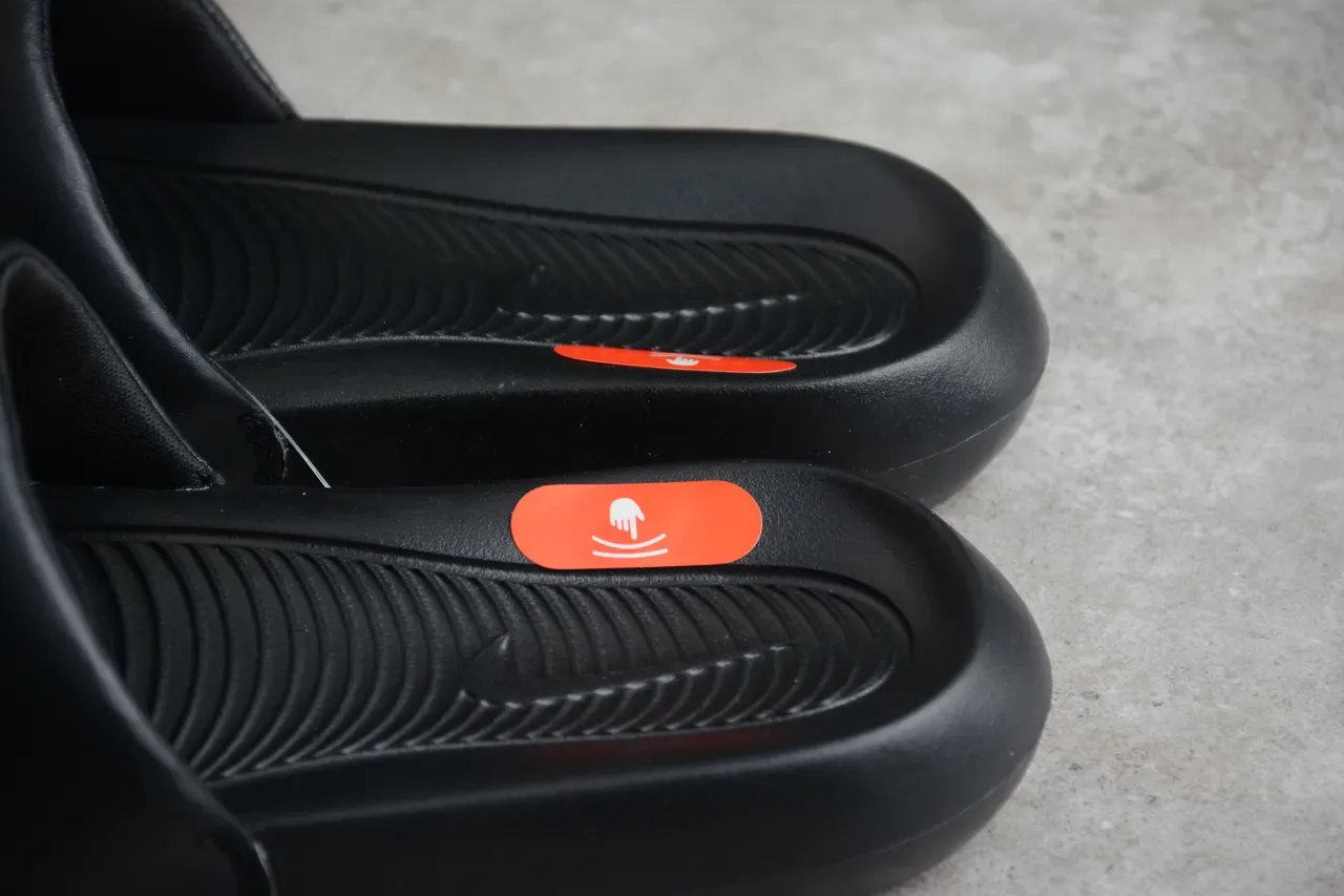 Nike Benassi JDI काली मेटैलिक Logo चप्पल 5