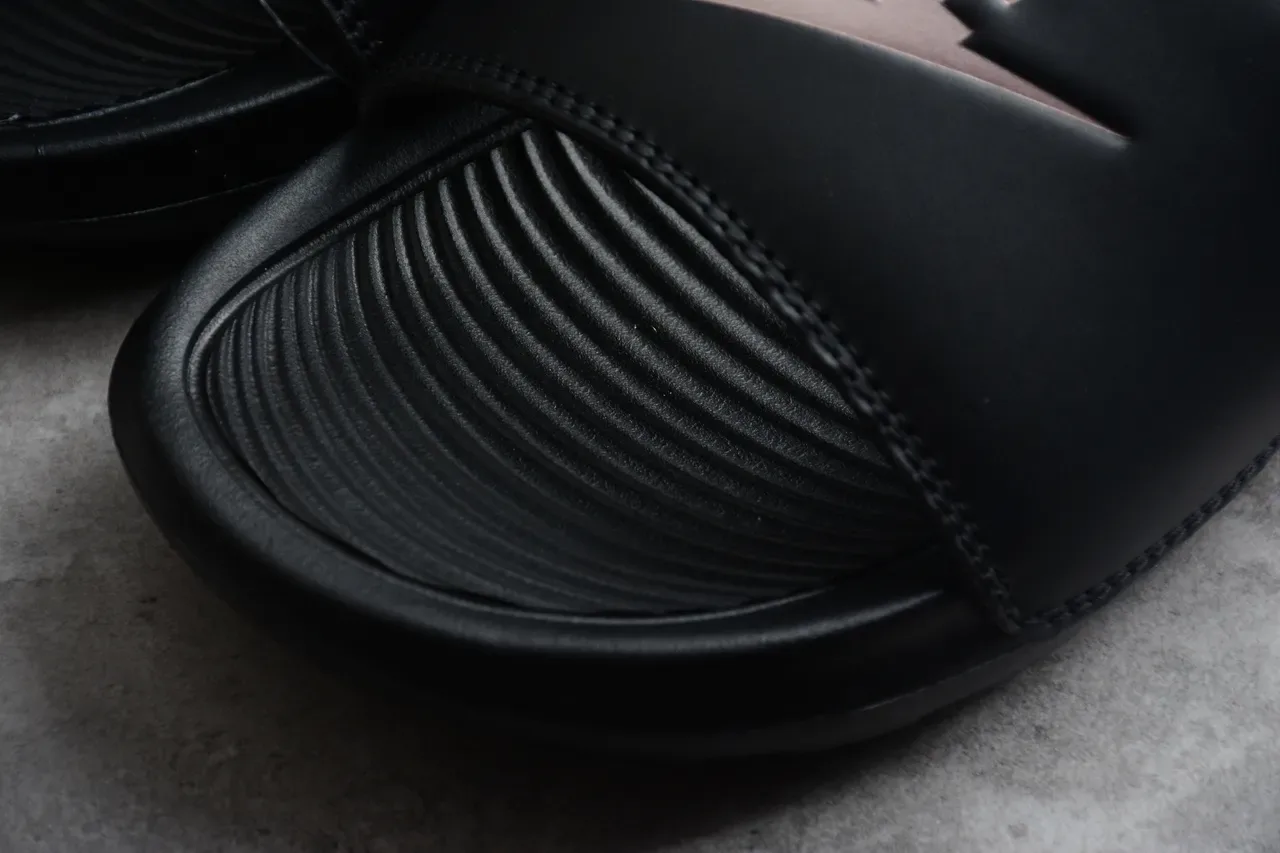 Nike Benassi JDI काली मेटैलिक Logo चप्पल 7